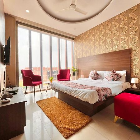 Hotel The Pearl Grand - Top Rated ! Most Awarded ! Parking ! Lift ! Luxury Rooms ! Best Selling Zirakpur Esterno foto