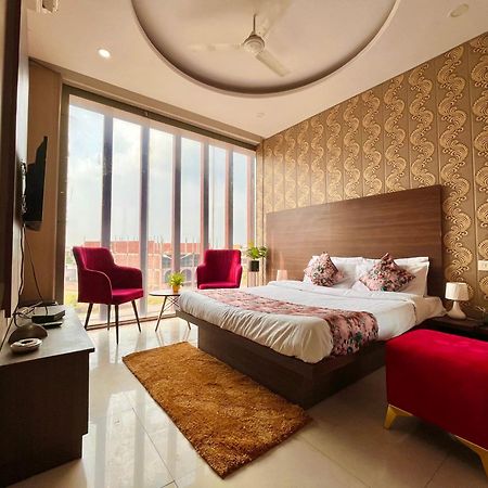 Hotel The Pearl Grand - Top Rated ! Most Awarded ! Parking ! Lift ! Luxury Rooms ! Best Selling Zirakpur Esterno foto