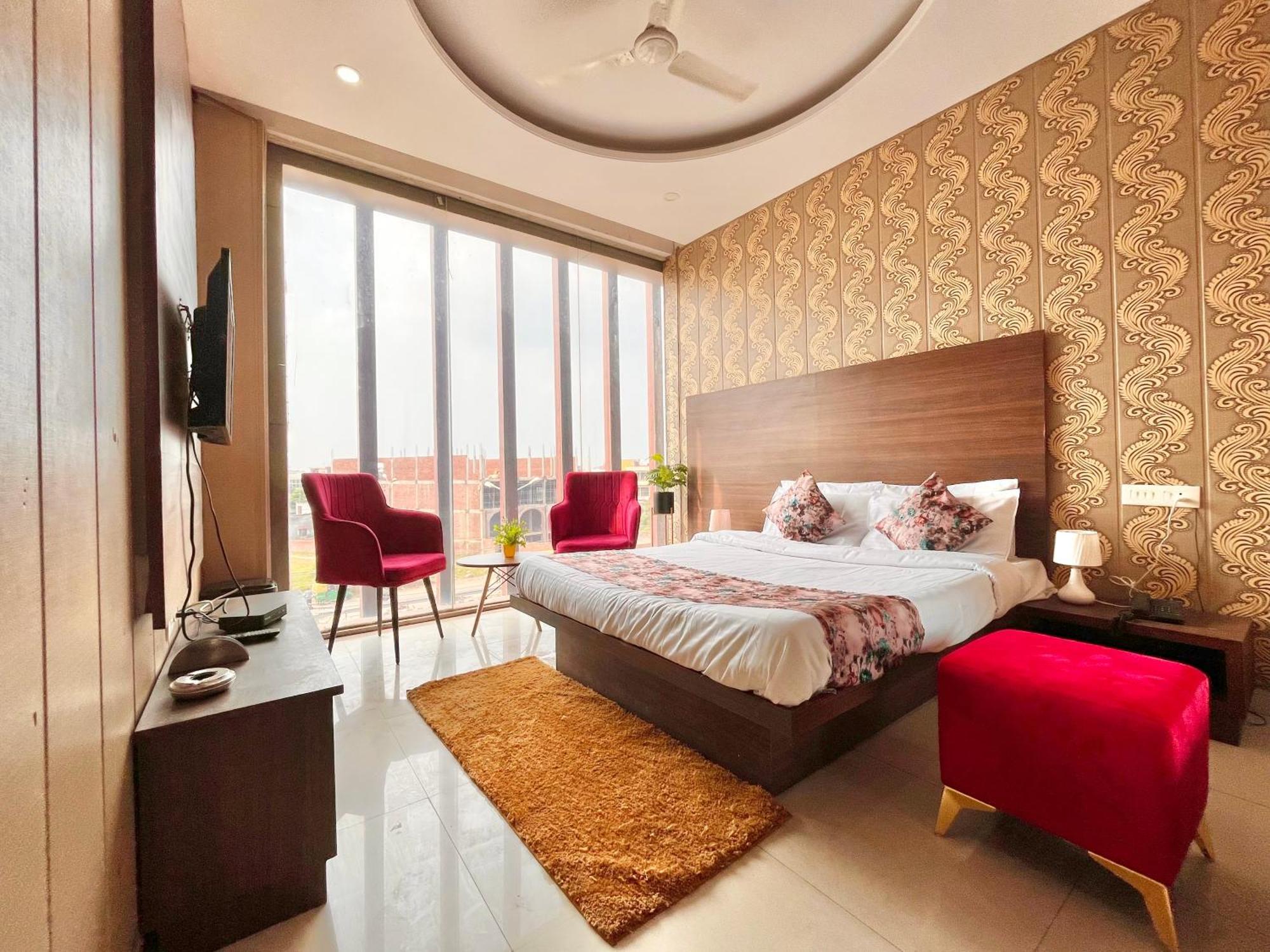 Hotel The Pearl Grand - Top Rated ! Most Awarded ! Parking ! Lift ! Luxury Rooms ! Best Selling Zirakpur Esterno foto
