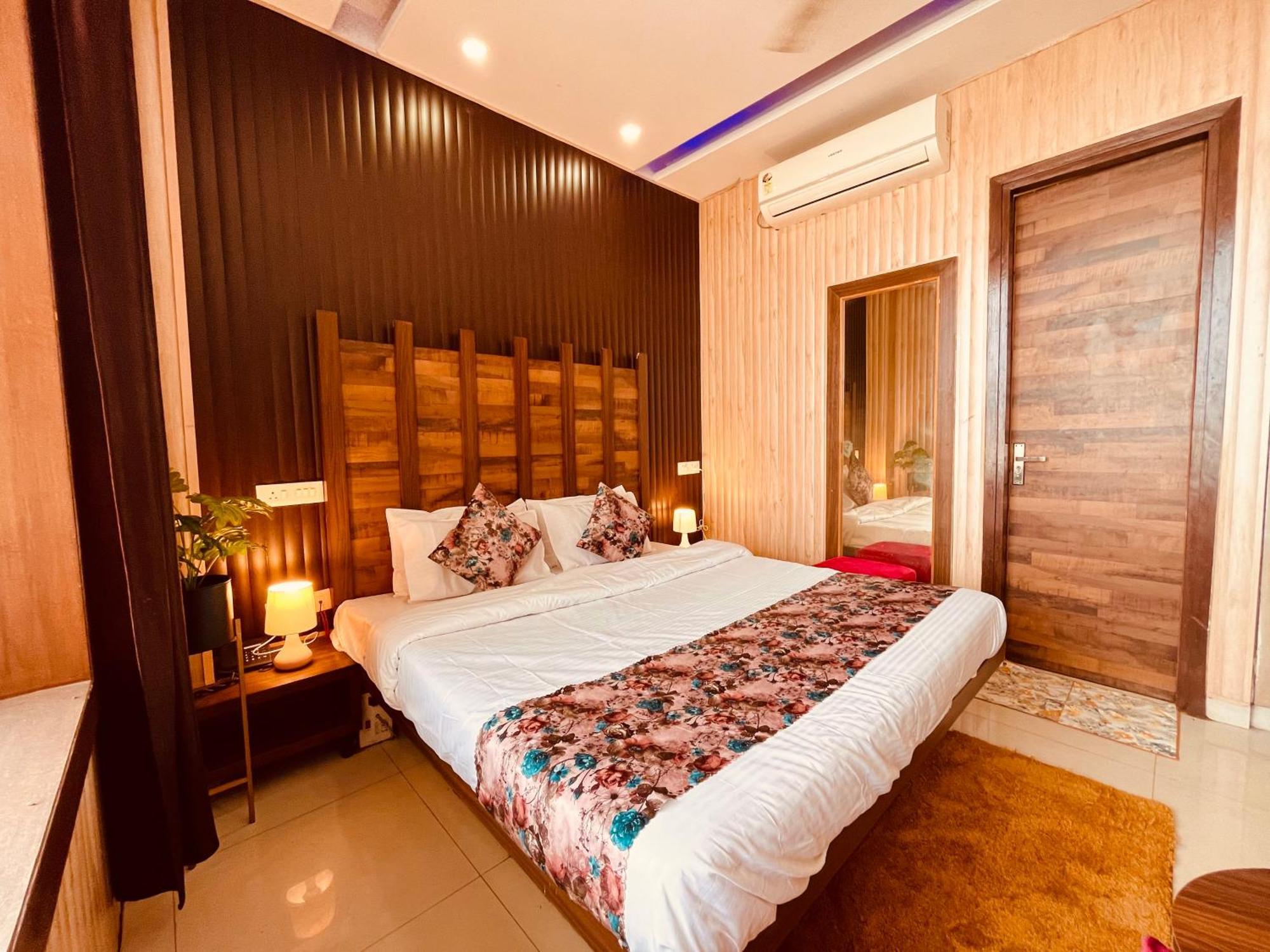 Hotel The Pearl Grand - Top Rated ! Most Awarded ! Parking ! Lift ! Luxury Rooms ! Best Selling Zirakpur Esterno foto