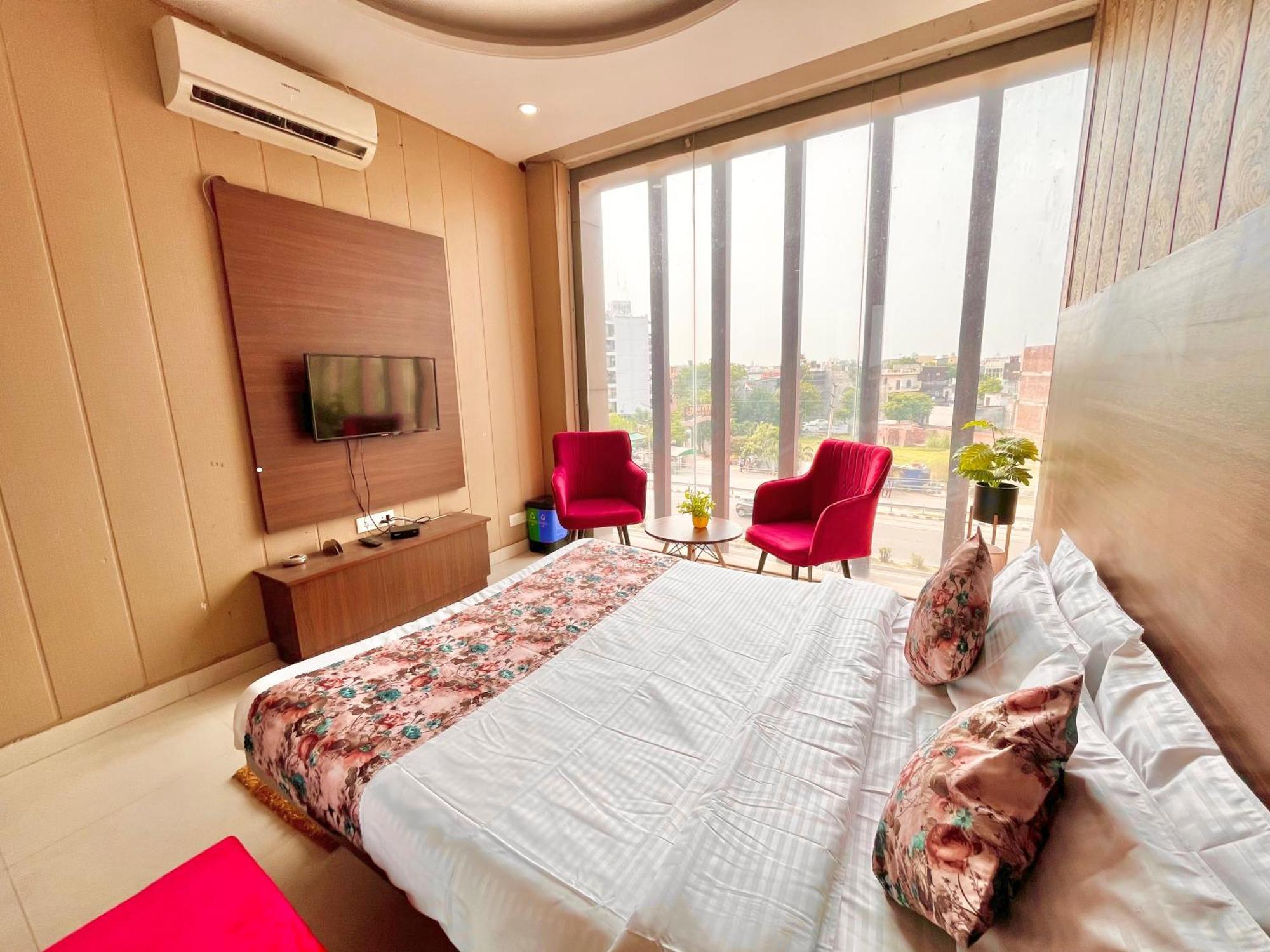 Hotel The Pearl Grand - Top Rated ! Most Awarded ! Parking ! Lift ! Luxury Rooms ! Best Selling Zirakpur Esterno foto