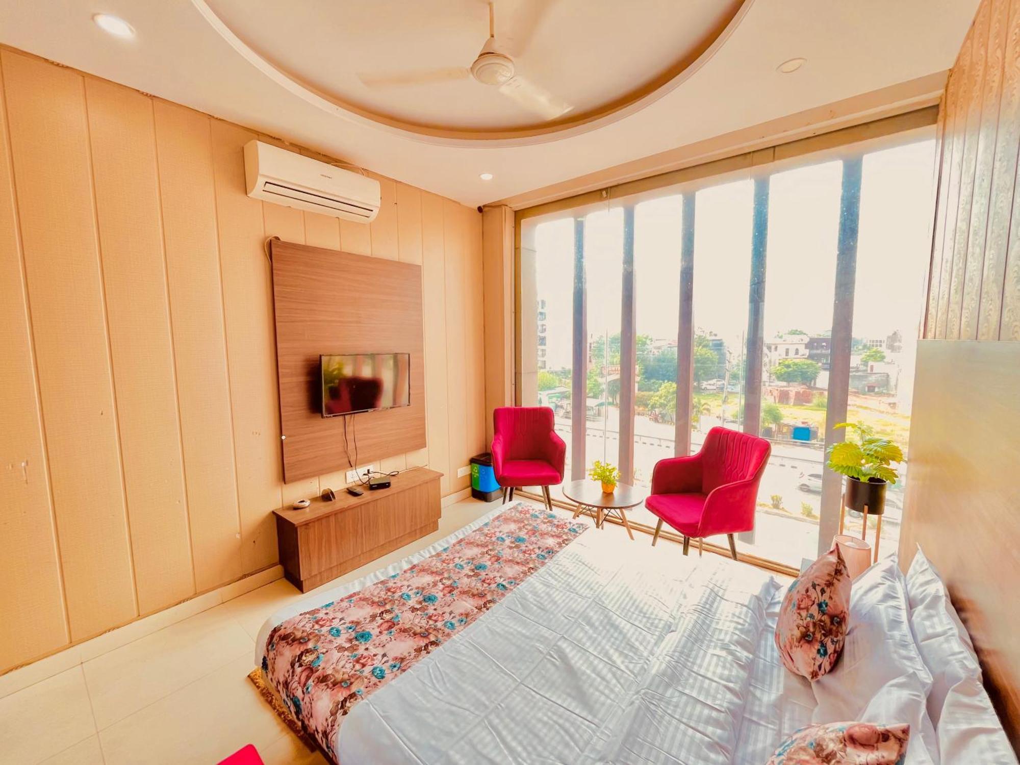 Hotel The Pearl Grand - Top Rated ! Most Awarded ! Parking ! Lift ! Luxury Rooms ! Best Selling Zirakpur Esterno foto