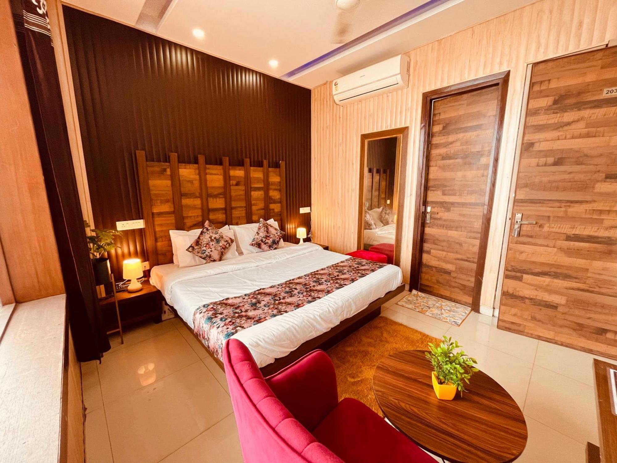 Hotel The Pearl Grand - Top Rated ! Most Awarded ! Parking ! Lift ! Luxury Rooms ! Best Selling Zirakpur Esterno foto