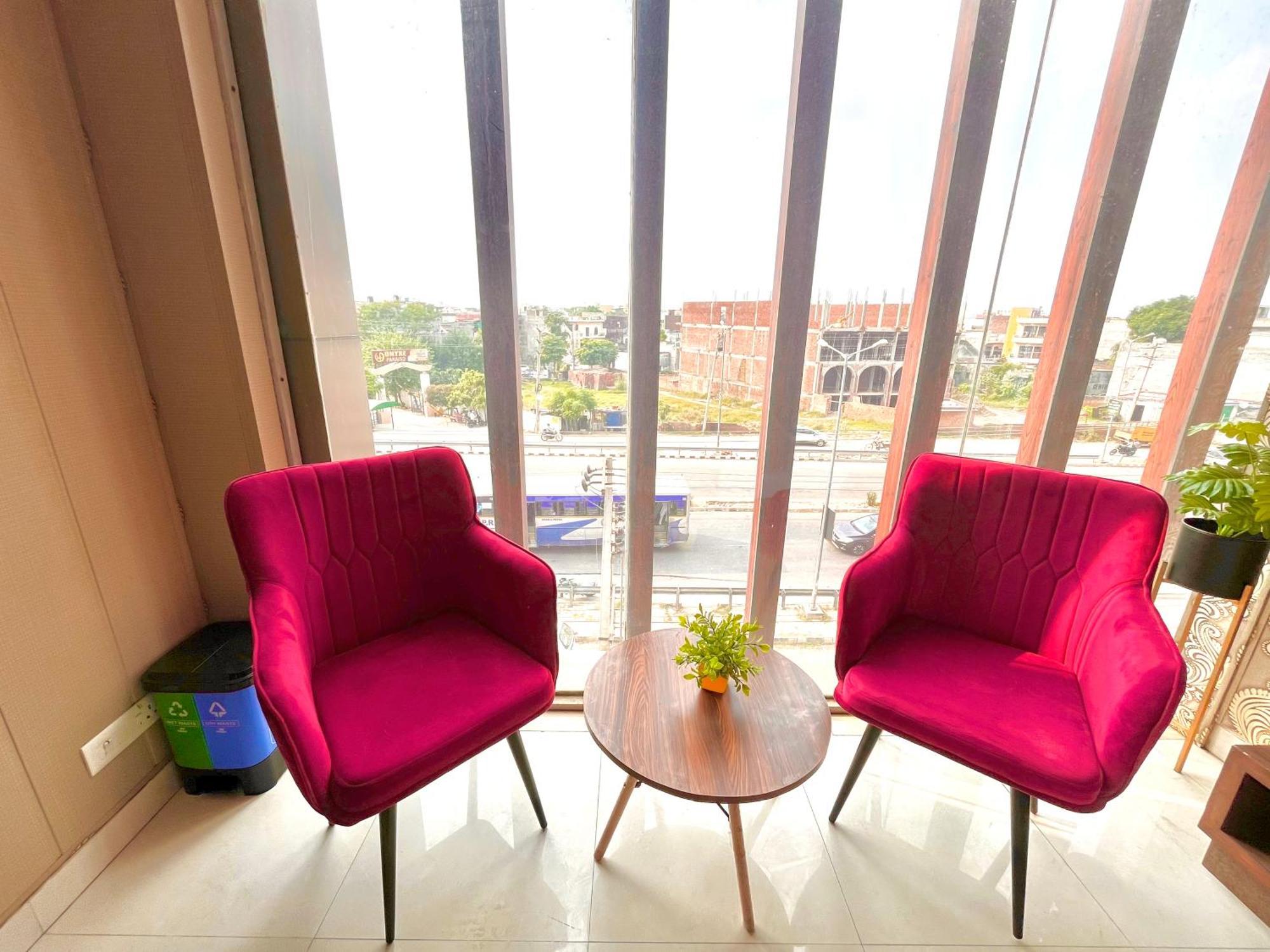 Hotel The Pearl Grand - Top Rated ! Most Awarded ! Parking ! Lift ! Luxury Rooms ! Best Selling Zirakpur Esterno foto