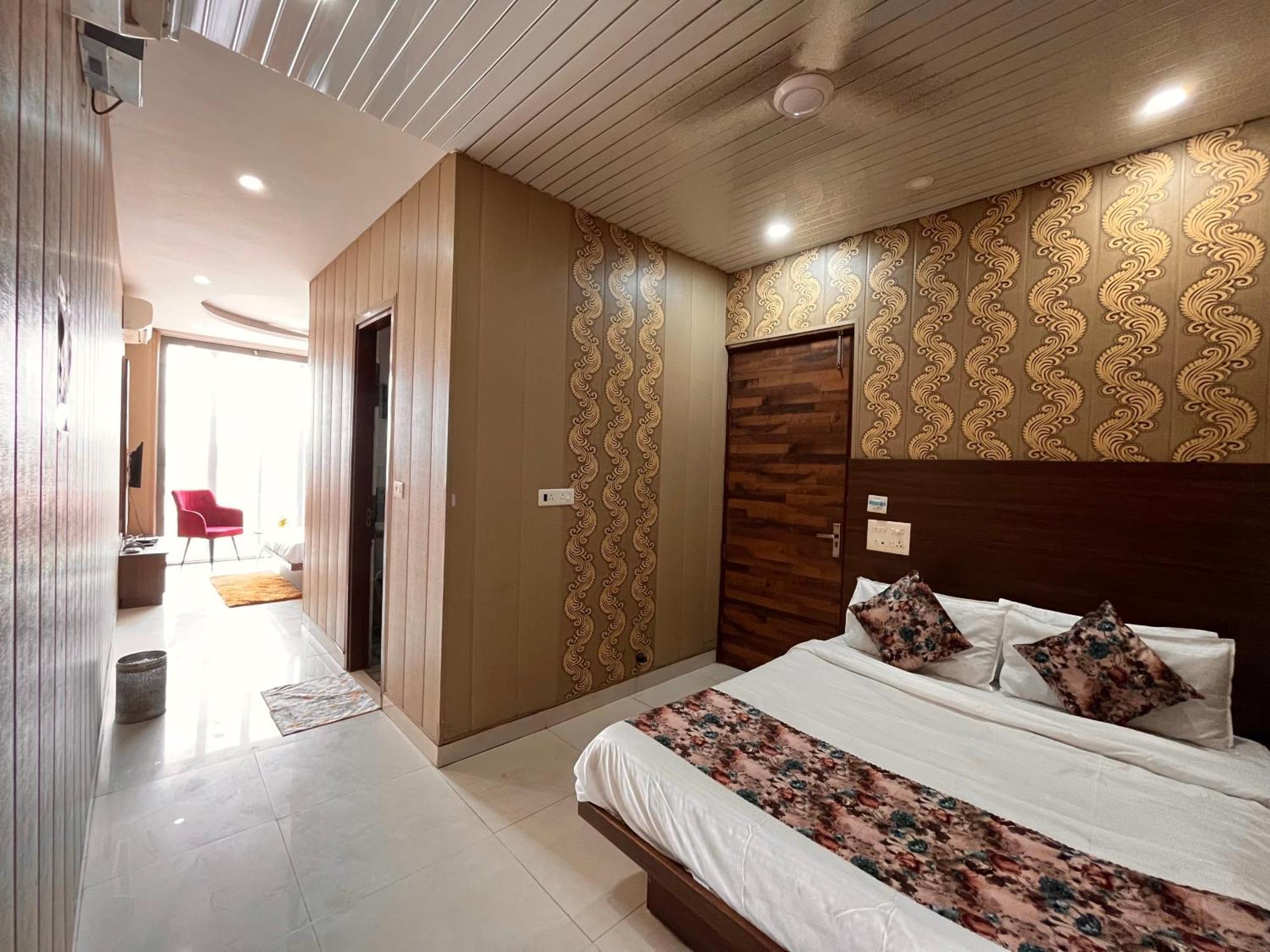 Hotel The Pearl Grand - Top Rated ! Most Awarded ! Parking ! Lift ! Luxury Rooms ! Best Selling Zirakpur Esterno foto