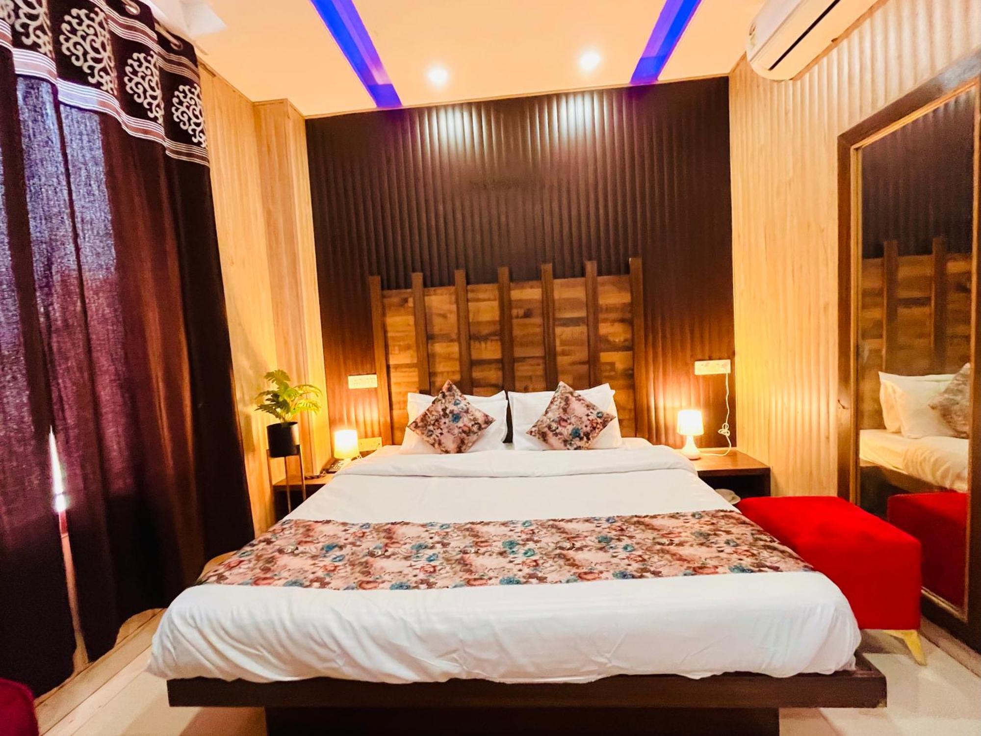 Hotel The Pearl Grand - Top Rated ! Most Awarded ! Parking ! Lift ! Luxury Rooms ! Best Selling Zirakpur Esterno foto